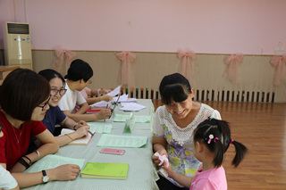 湘湖幼兒園:黨員教師開(kāi)展社區(qū)早期教育咨詢活動(dòng)