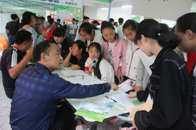 恩施市屯堡中學開展2017年建檔立卡貧困戶家庭子女接受職業教育宣傳活動